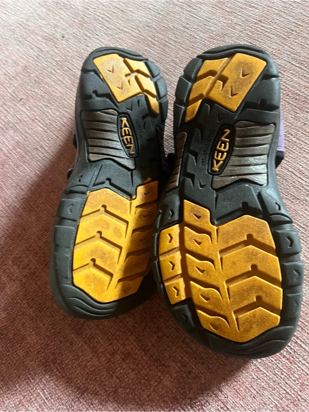 Keen Youth size 2 Closed-Toe Sport Sandals in Purple and Black